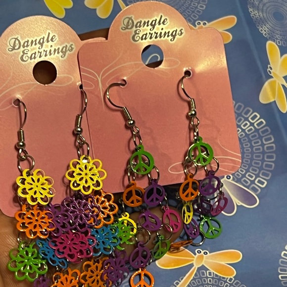 New Two Pairs Vintage Rainbow of Color Peace Signs & Floral Metal Dangle Earring - Picture 12 of 14